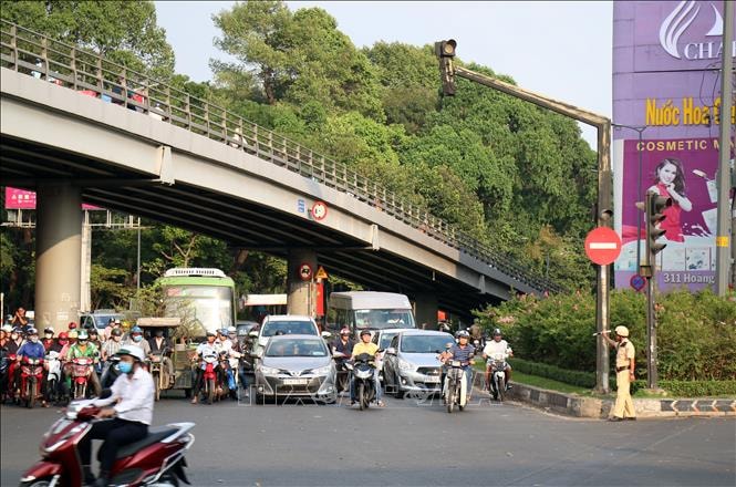 Lực lượng cảnh sát giao thông điều tiết giao thông tại các cửa ngõ ra vào sân bay Tân Sơn Nhất, tránh xảy ra tình trạng kẹt xe.