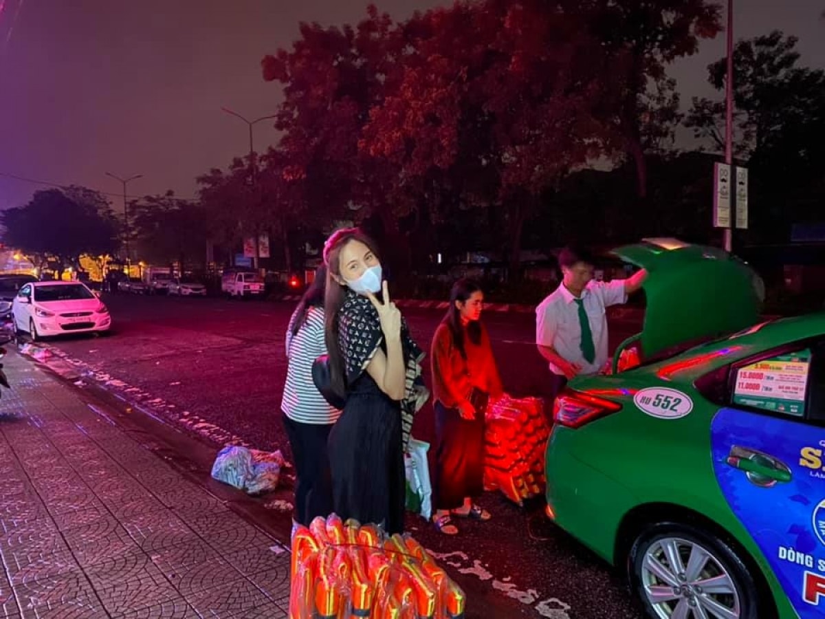 Ảnh: Thủy Tiên xắn quần lội nước đi cứu trợ bà con vùng lũ miền Trung - 3