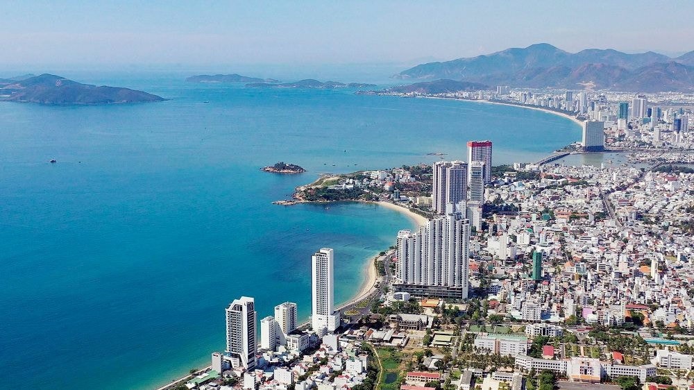 Lối phát triển này sẽ tước đi những cơ hội phát triển kinh tế cho các địa phương có biển trong tương lai như thế nào? Giải pháp nào để kiểm soát và phát triển đô thị du lịch biển theo hướng bến vững, phát huy được những lợi thế sẵn có?