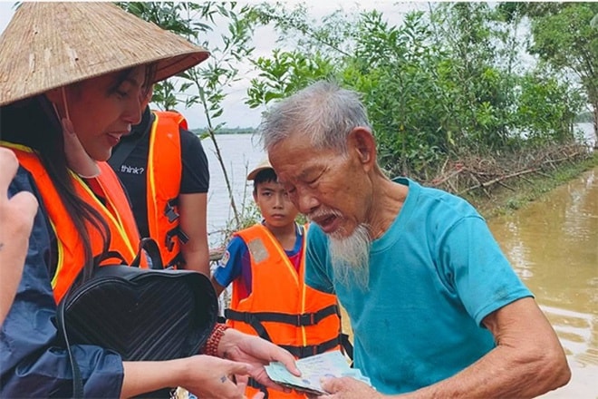 Ca sĩ Thủy Tiên: 'Trên đời này, tôi không sợ gì, chỉ sợ nhân quả thôi' - 3