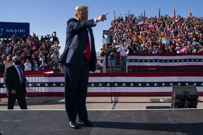 Ông Trump gọi tác giả cuốn sách lên án mình là 'đồ bỏ' - 1