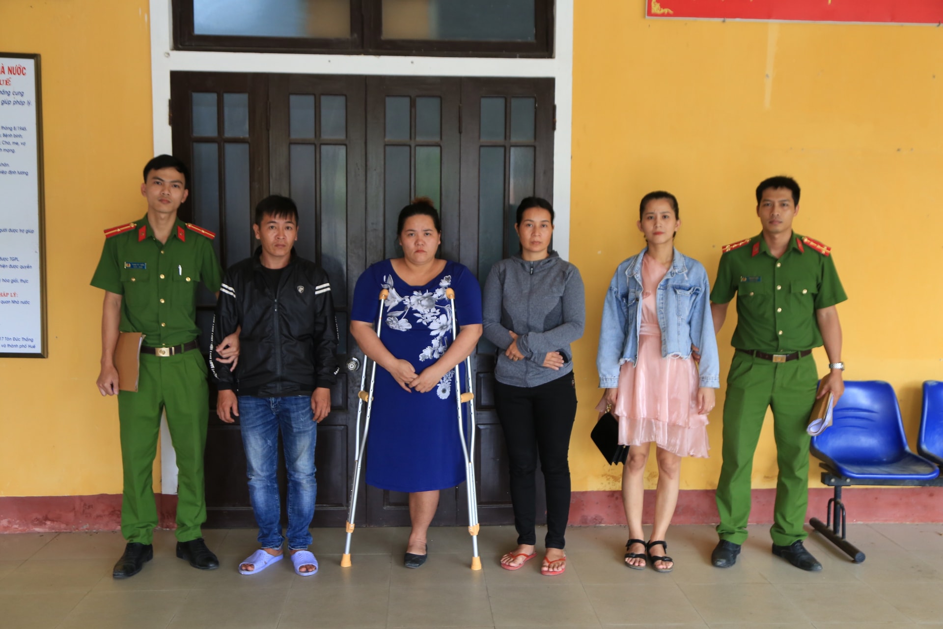 Những kẻ tham gia lột đồ cô gái, đánh ghen như thời trung cổ ở Huế là ai? - 1