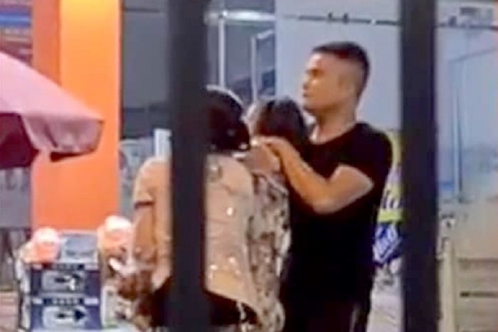 Ba con tin bị nam thanh niên cầm dao khống chế ở Sài Gòn - 1