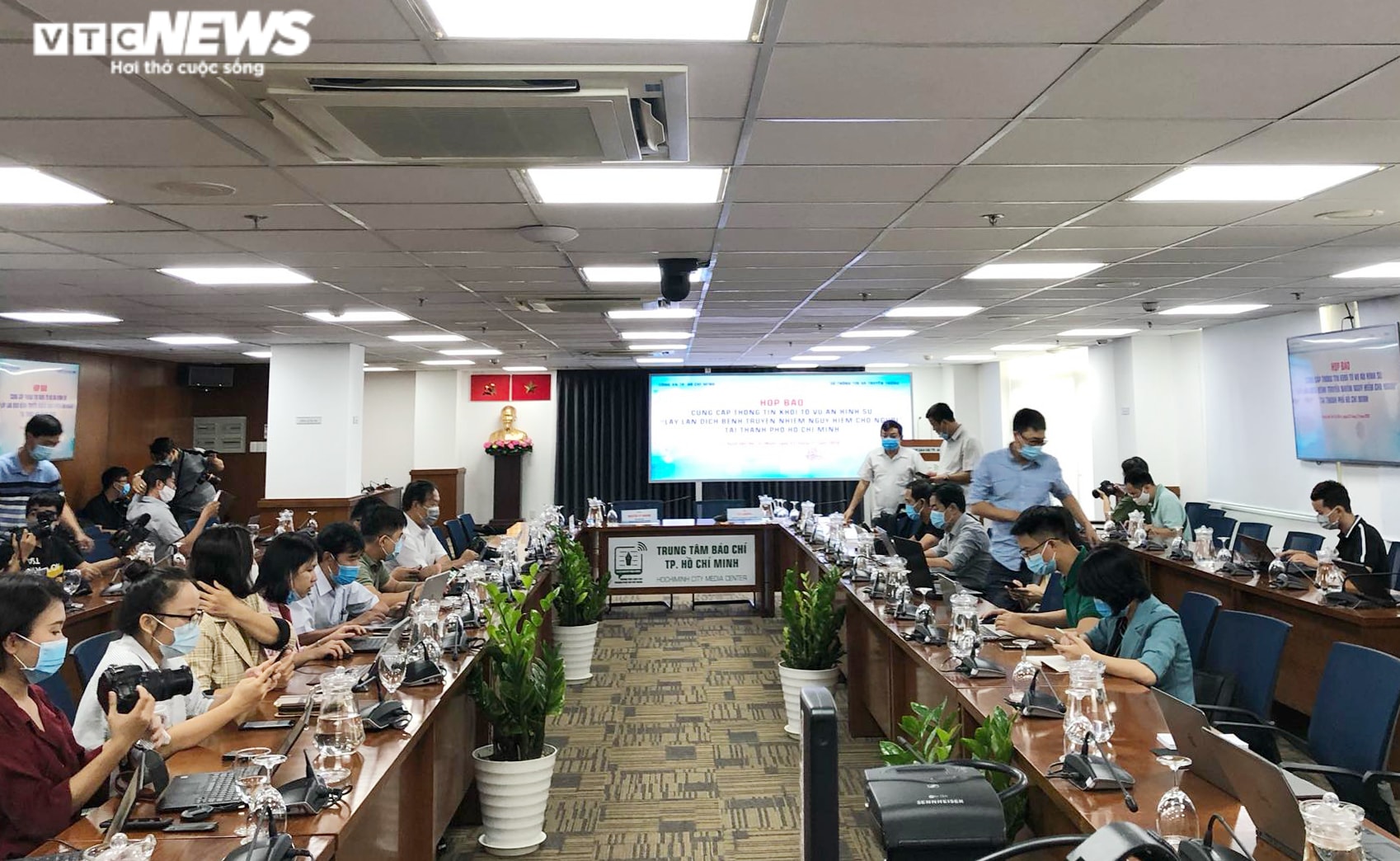 TRỰC TIẾP: Khởi tố vụ án lây lan dịch COVID-19 ở TP.HCM - 2