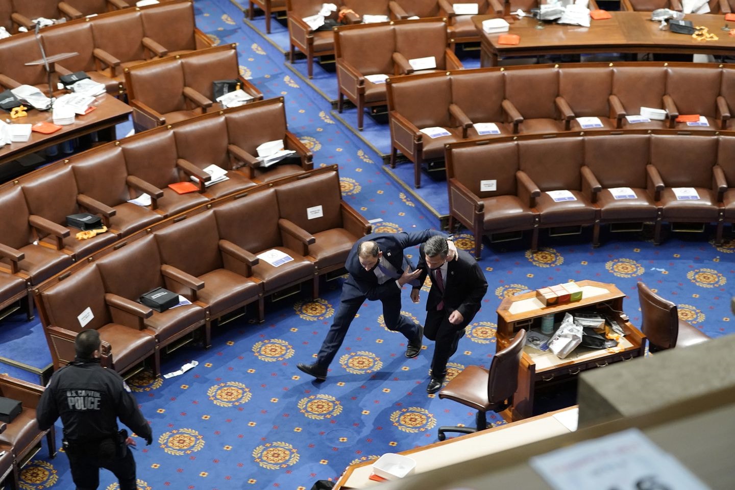 Trực tiếp: Người ủng hộ Trump xông vào toà nhà Quốc hội, Điện Capitol tê liệt - 9
