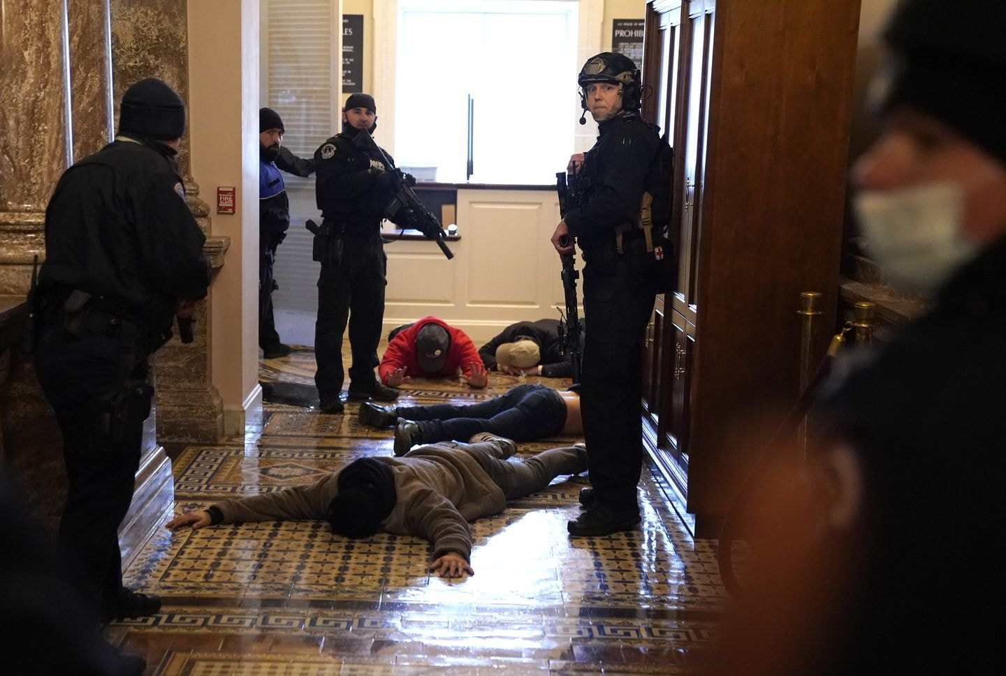 Trực tiếp: Người ủng hộ Trump xông vào toà nhà Quốc hội, Điện Capitol tê liệt - 11
