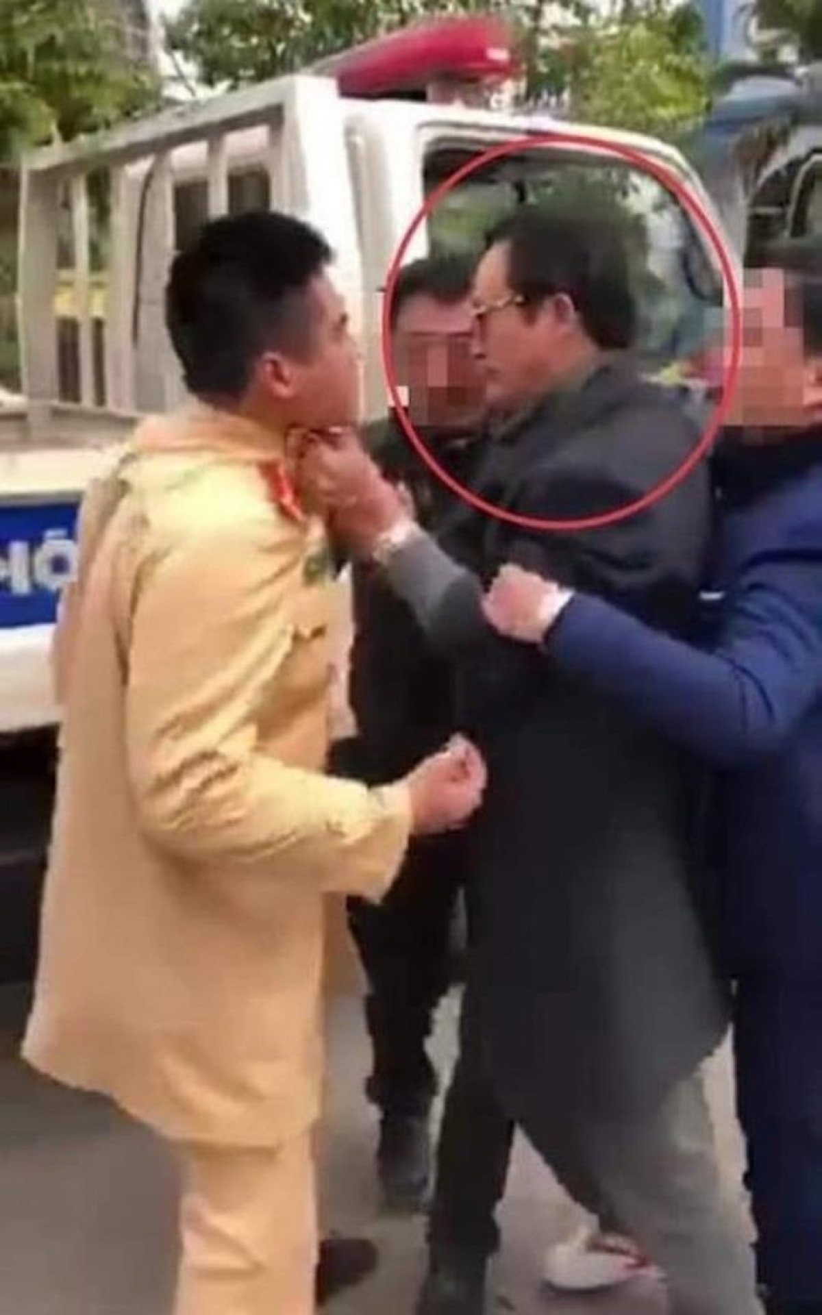 Ông Lại Quốc Đạt, Chi cục trưởng Chi cục Dân số - Kế hoạch hóa gia đình túm cổ áo CSGT khi bị yêu cầu kiểm tra nồng độ cồn. (Ảnh: Đời sống & Pháp luật)