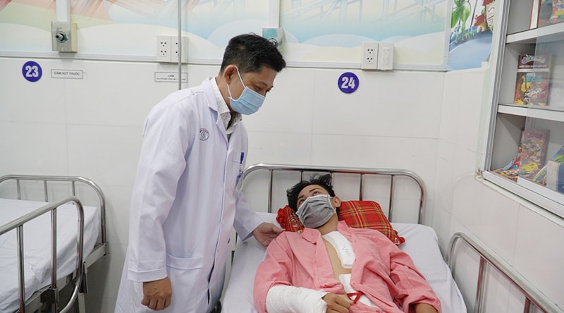 Hy hữu thiếu niên 14 tuổi vỡ động mạch chủ hoàn toàn được cứu sống - 1