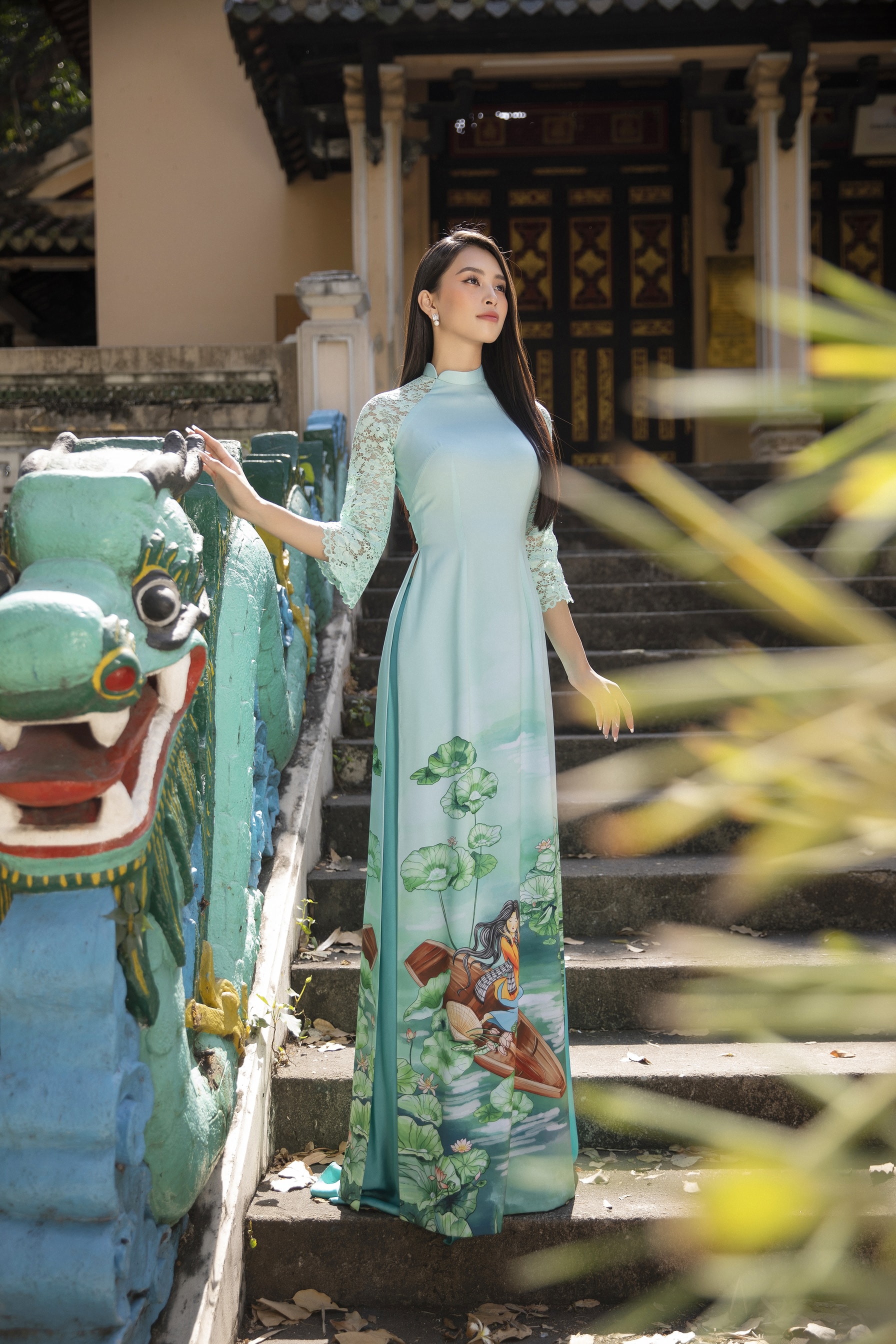 Hoa hậu Tiểu Vy đẹp tinh khôi với áo dài truyền thống - 8