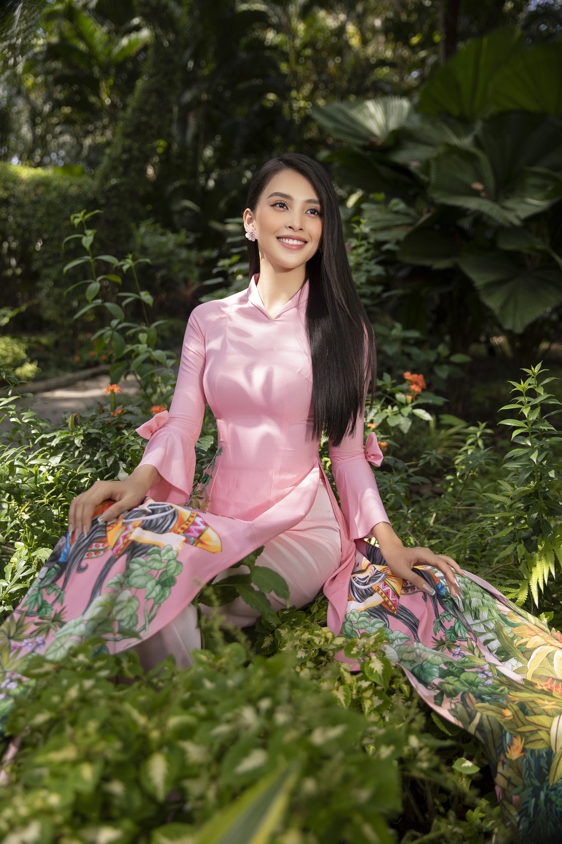 Hoa hậu Tiểu Vy đẹp tinh khôi với áo dài truyền thống - 5