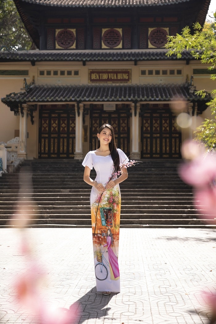 Hoa hậu Tiểu Vy đẹp tinh khôi với áo dài truyền thống - 9