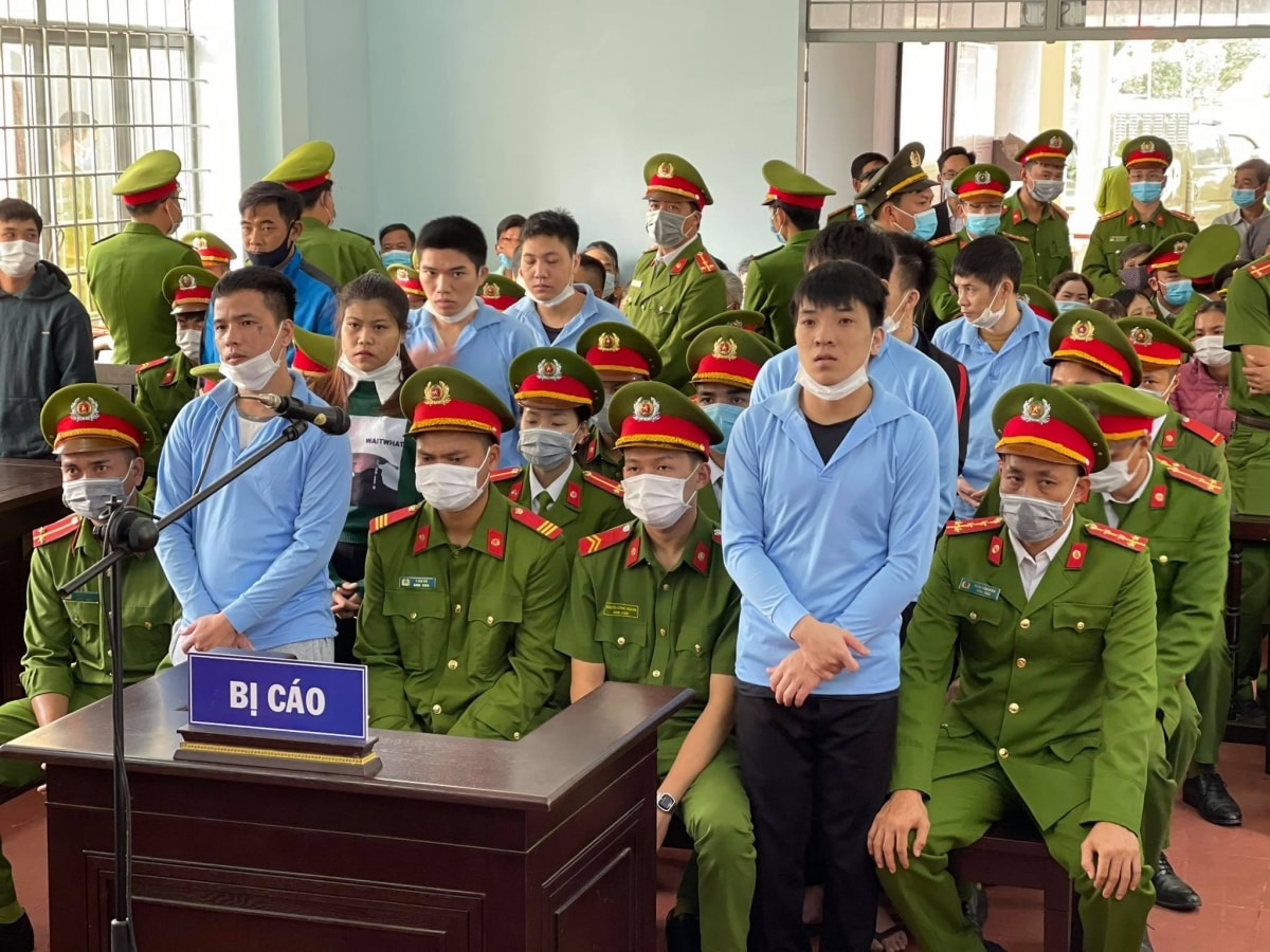 Nhóm bị cáo Nhất, Võ, Kế, Duẫn và các bị cáo khác tại tòa.