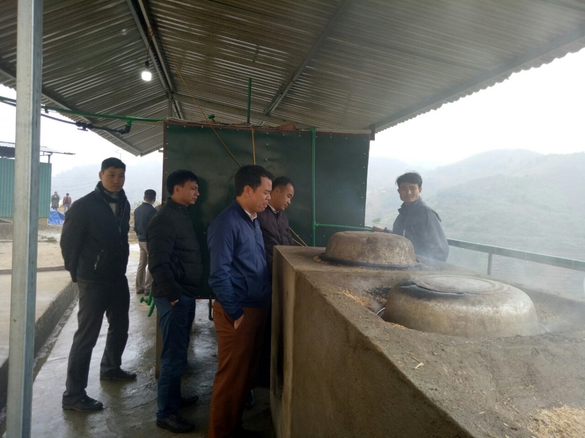 Nhiều trường trong và ngoài tỉnh đã học tập mô hình cấp nước nóng do thầy Vũ Xuân Quế chế tạo.