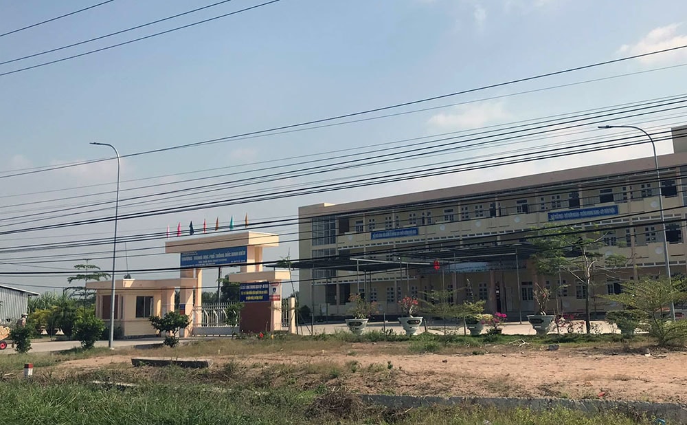 Ba học sinh ở Đồng Tháp bị nhóm người lạ vào tận trường lôi ra ngoài đánh dã man - 1