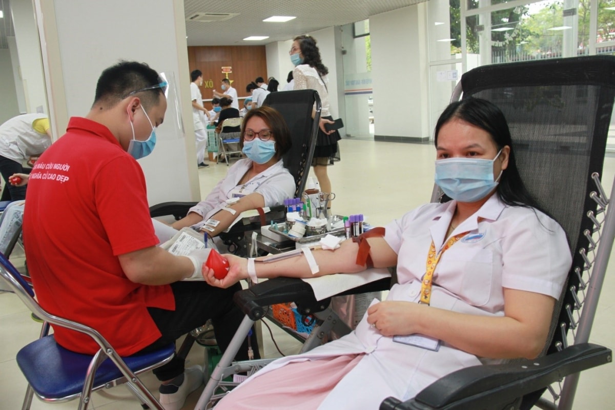 Cán bộ y tế nên là những người tiên phong tham gia hiến máu giúp ích cho người bệnh, xã hội.
