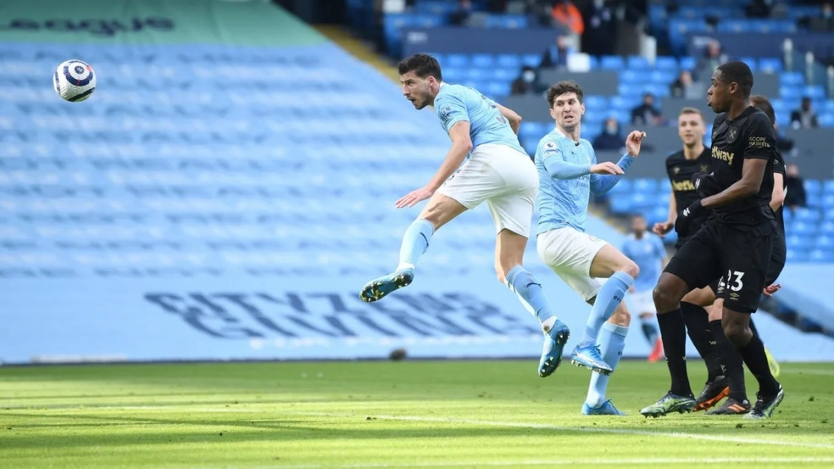 Khoảnh khắc Ruben Dias đánh đầu ghi bàn cho Man City. (Ảnh: Premier League).