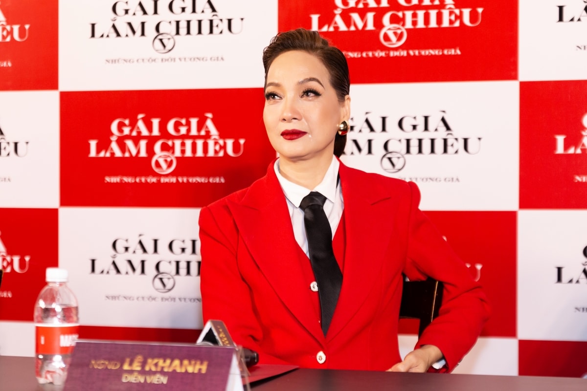 NSND Lê Khánh bật khóc trong buổi giao lưu.