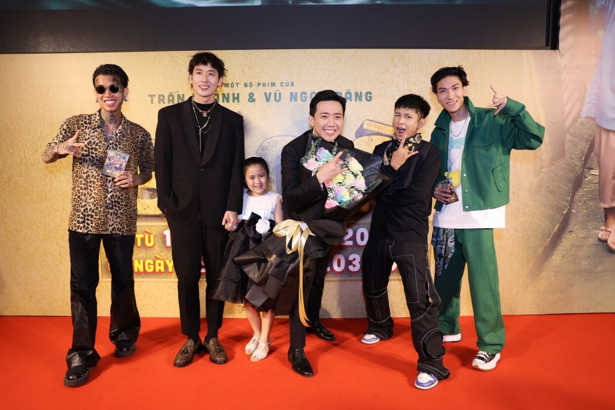 Trấn Thành bên dàn Rap Việt.