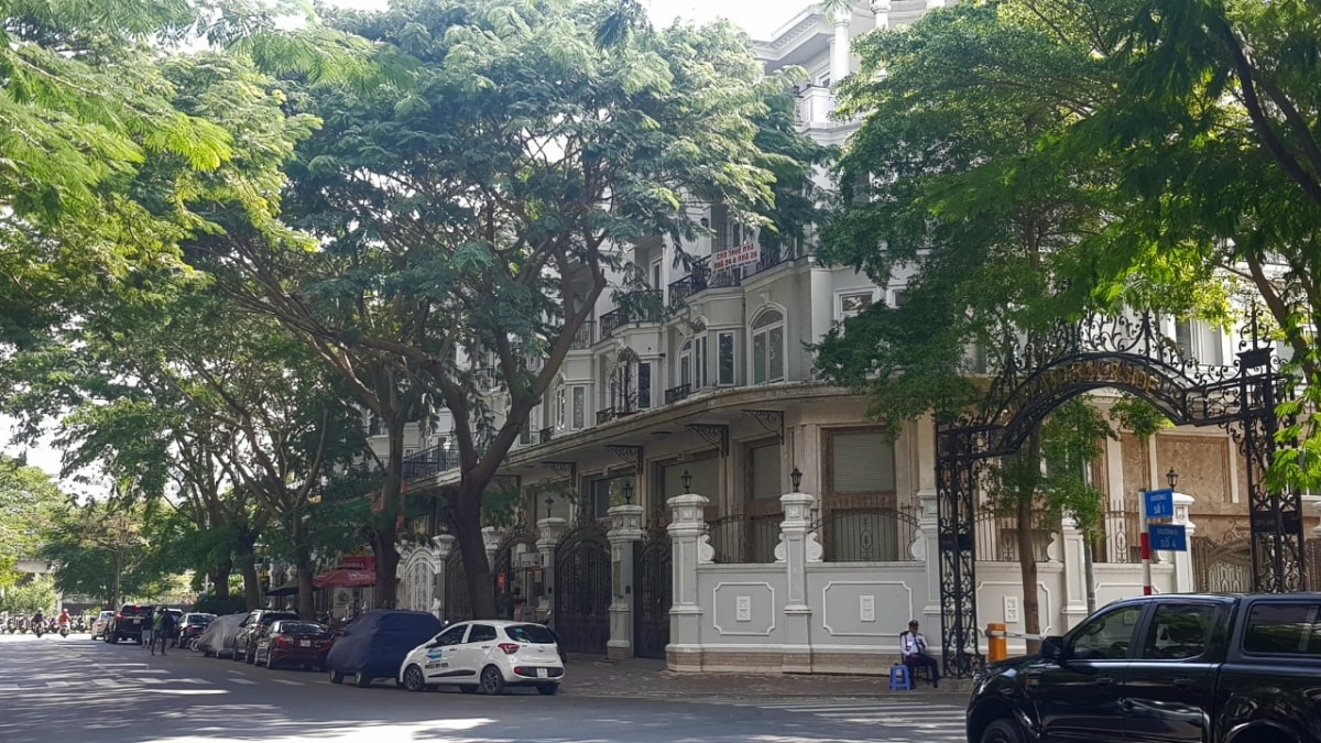 Đưa 35 người Trung Quốc nghi nhập cảnh trái phép tại một khách sạn đi cách ly tại Bệnh viện dã chiến Củ Chi. (ảnh minh hoạ)