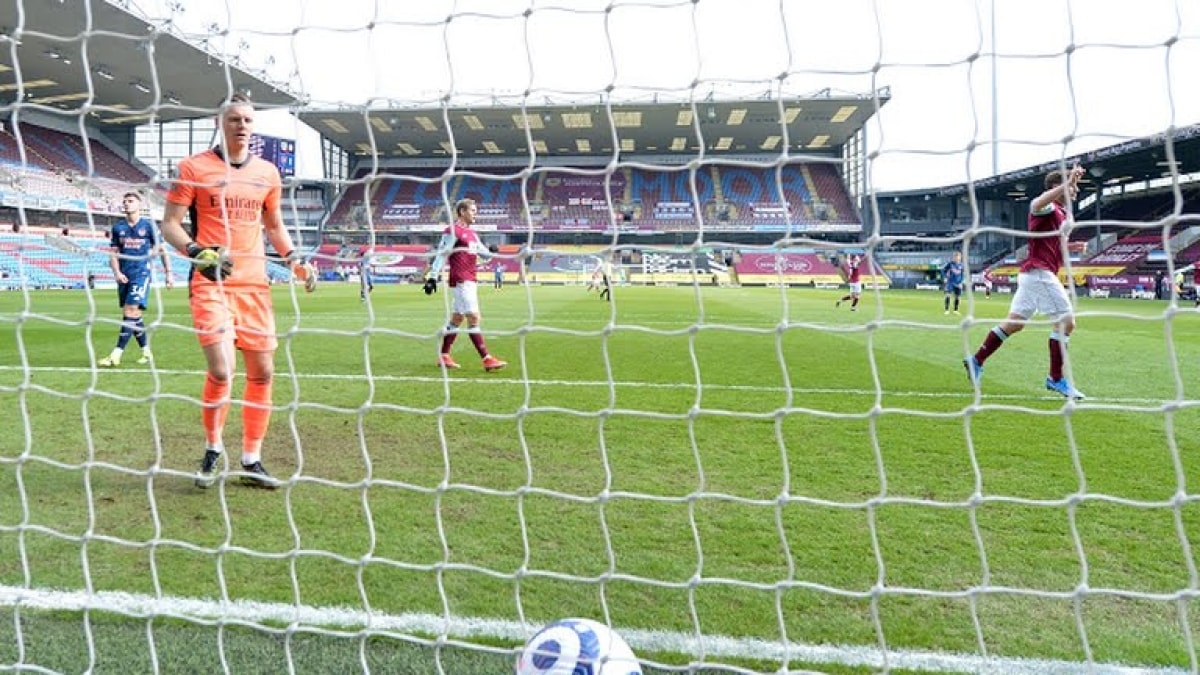 Granit Xhaka mắc sai lầm giúp Burnley ghi bàn gỡ hòa (Ảnh: Reuters).