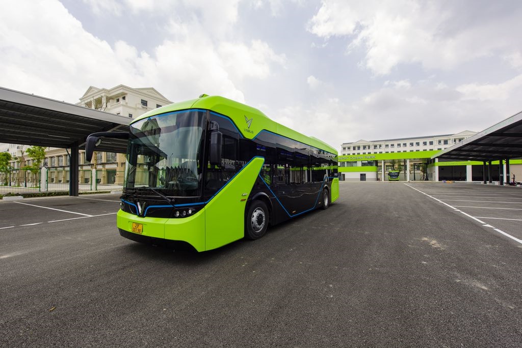 Ảnh: Cận cảnh xe buýt điện VinBus lăn bánh trên đường phố Hà Nội - 5