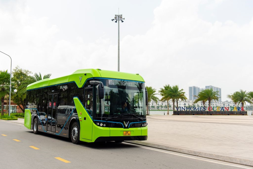Ảnh: Cận cảnh xe buýt điện VinBus lăn bánh trên đường phố Hà Nội - 4