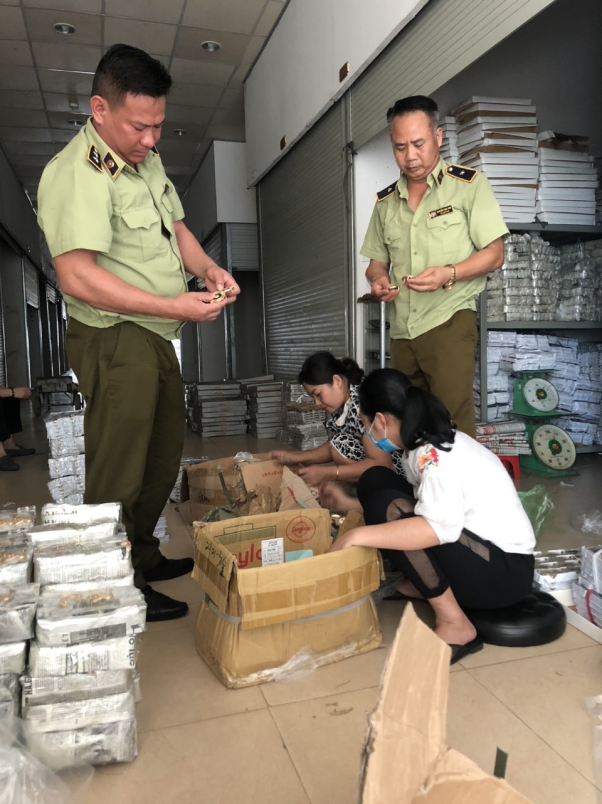 Đội quản lý thị trường số 1, Cục QLTT Quảng Ninh kiểm tra hàng hóa tại thành phố Móng Cái.