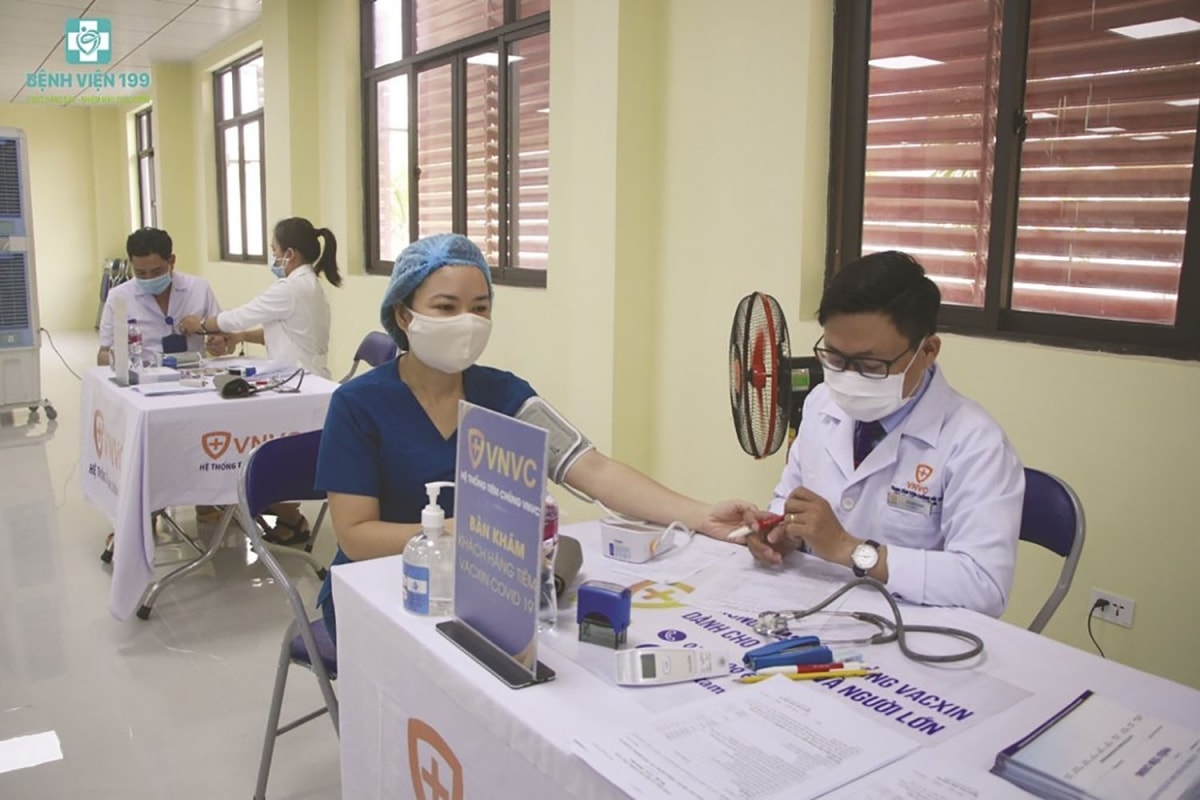 Kiểm tra kỹ tình trạng sức khỏe trước khi tiêm.