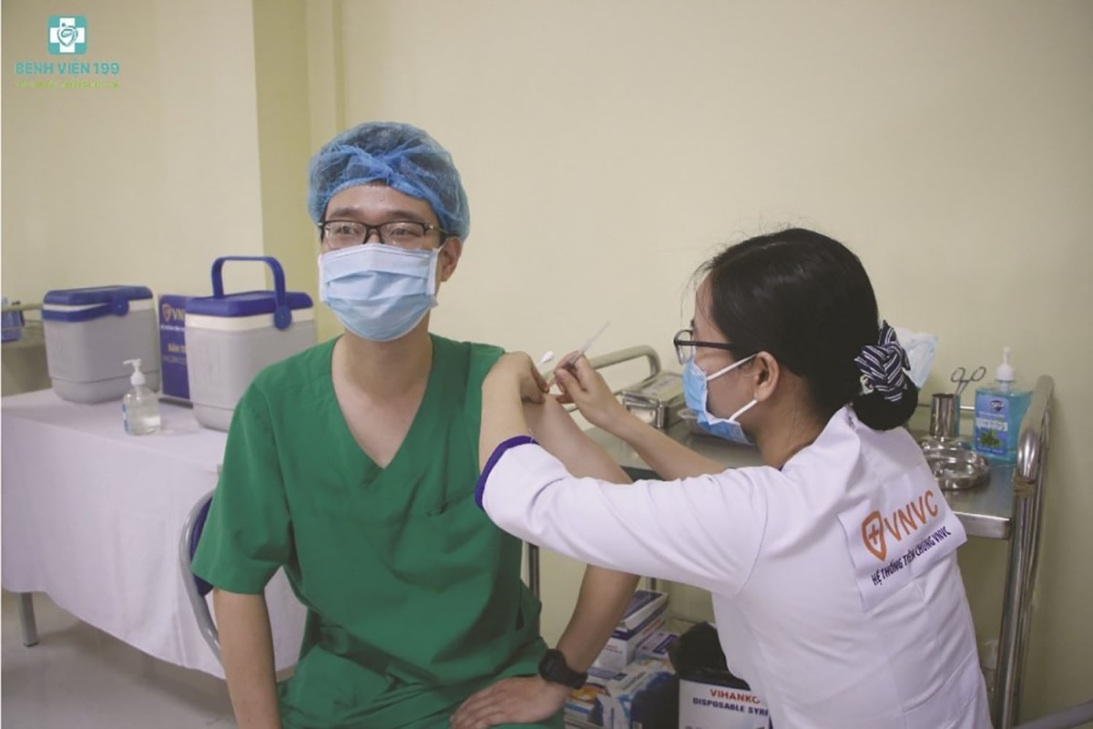 Tiêm vaccine phòng chống dịch Covid-19 cho bác sĩ Bệnh viện 199.