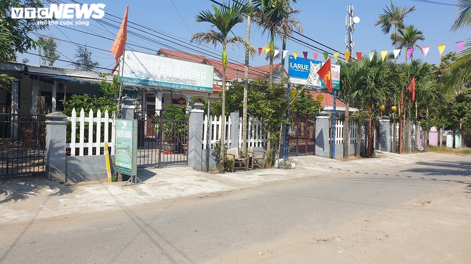 Ảnh: Hội An phun thuốc khử trùng 9 địa điểm nam thanh niên mắc COVID-19 từng đến - 1
