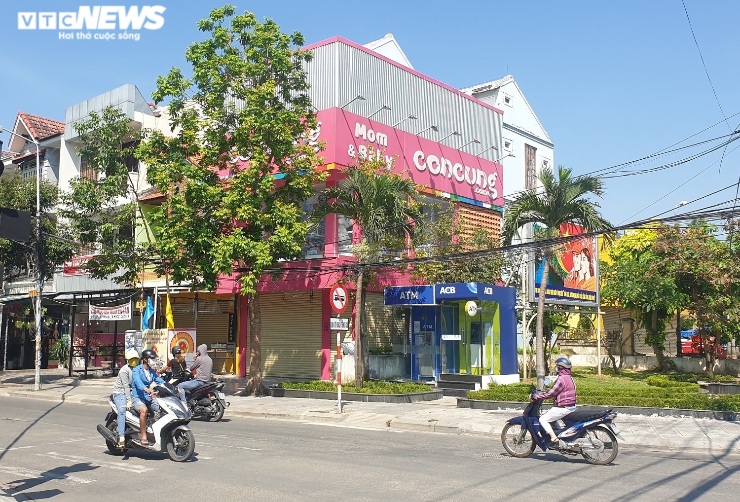 Ảnh: Hội An phun thuốc khử trùng 9 địa điểm nam thanh niên mắc COVID-19 từng đến - 2