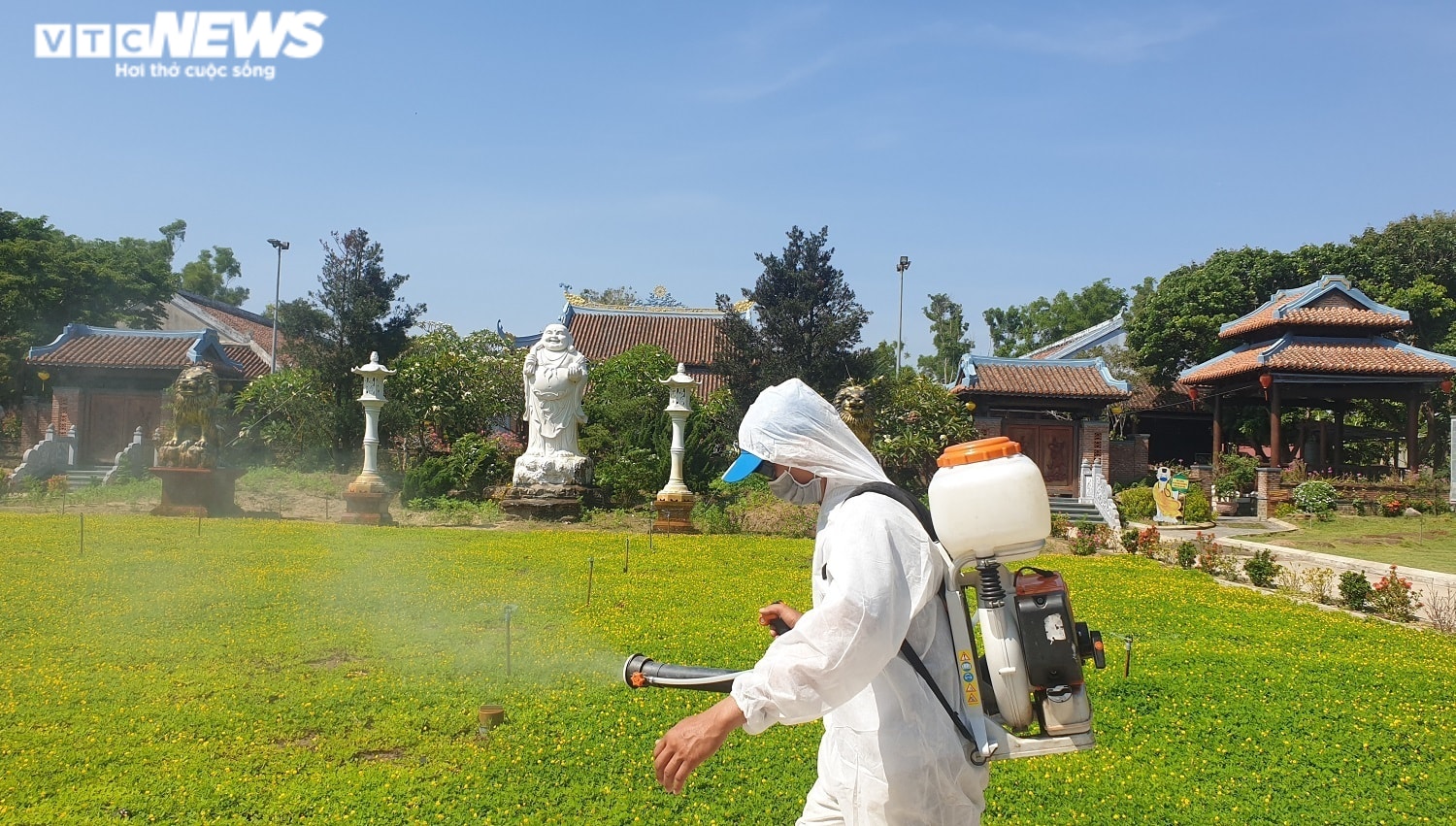 Ảnh: Hội An phun thuốc khử trùng 9 địa điểm nam thanh niên mắc COVID-19 từng đến - 5