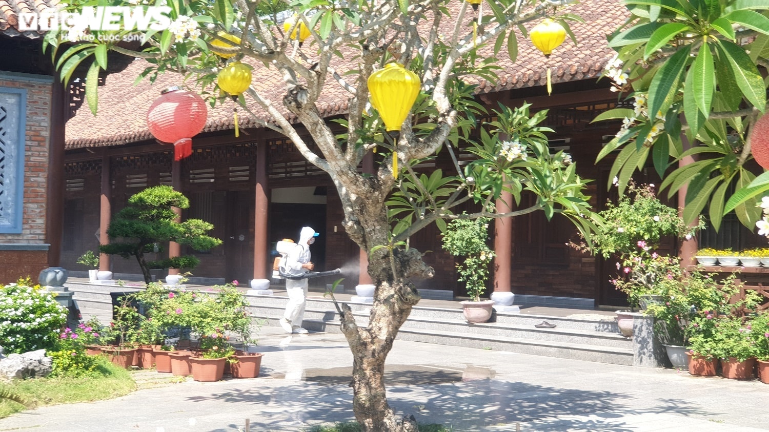 Ảnh: Hội An phun thuốc khử trùng 9 địa điểm nam thanh niên mắc COVID-19 từng đến - 7