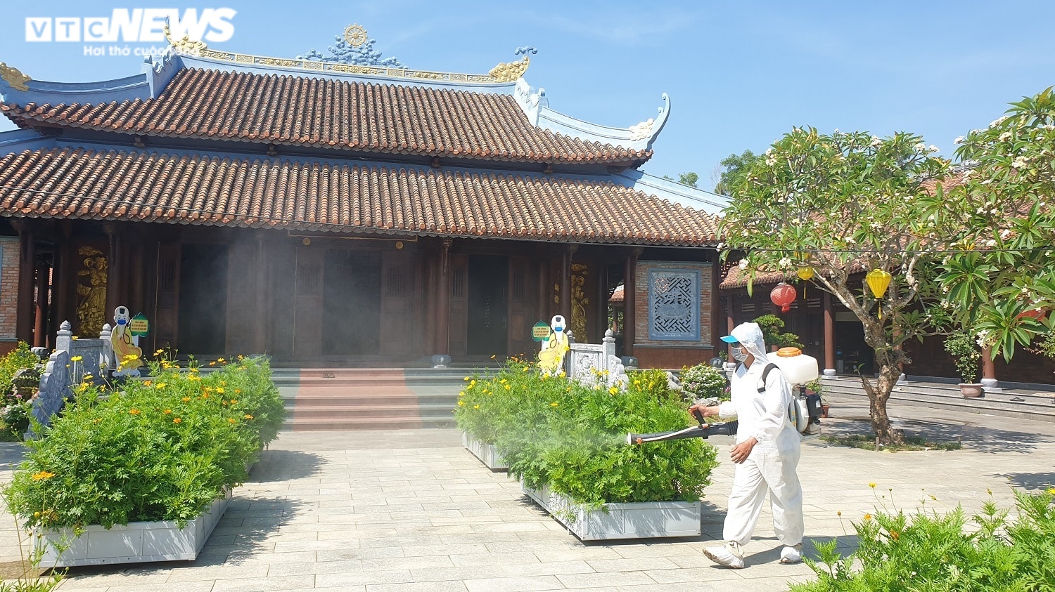 Ảnh: Hội An phun thuốc khử trùng 9 địa điểm nam thanh niên mắc COVID-19 từng đến - 4
