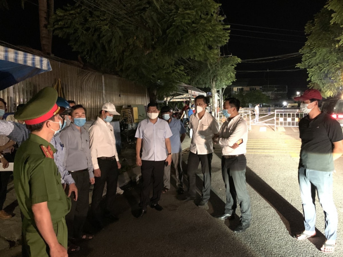 Ông Trần Phước Sơn, Bí thư Quận ủy Liên Chiểu kiểm tra công tác phòng chống dịch trong đêm 8/5