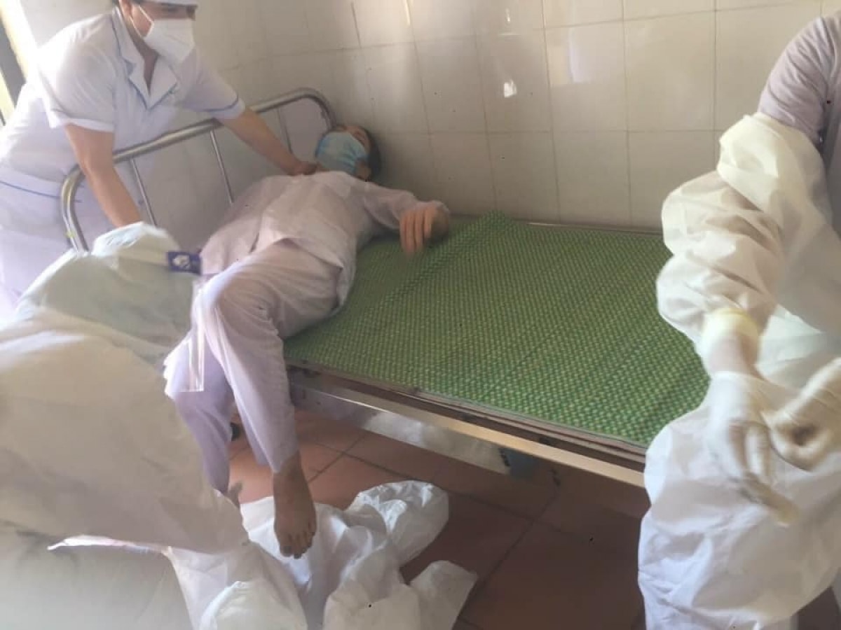 Nhân viên y tế Nguyễn Thị Huế, ngất xỉu được đồng nghiệp đưa vào giường nghỉ ngơi. Ảnh CTV.