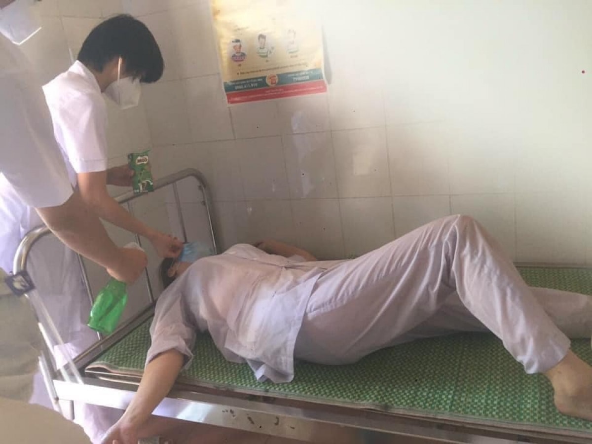 Các đồng nghiệp chăm sóc nhau trên giường tạm tại trung tâm chống dịch Thuận Thành. Ảnh CTV.
