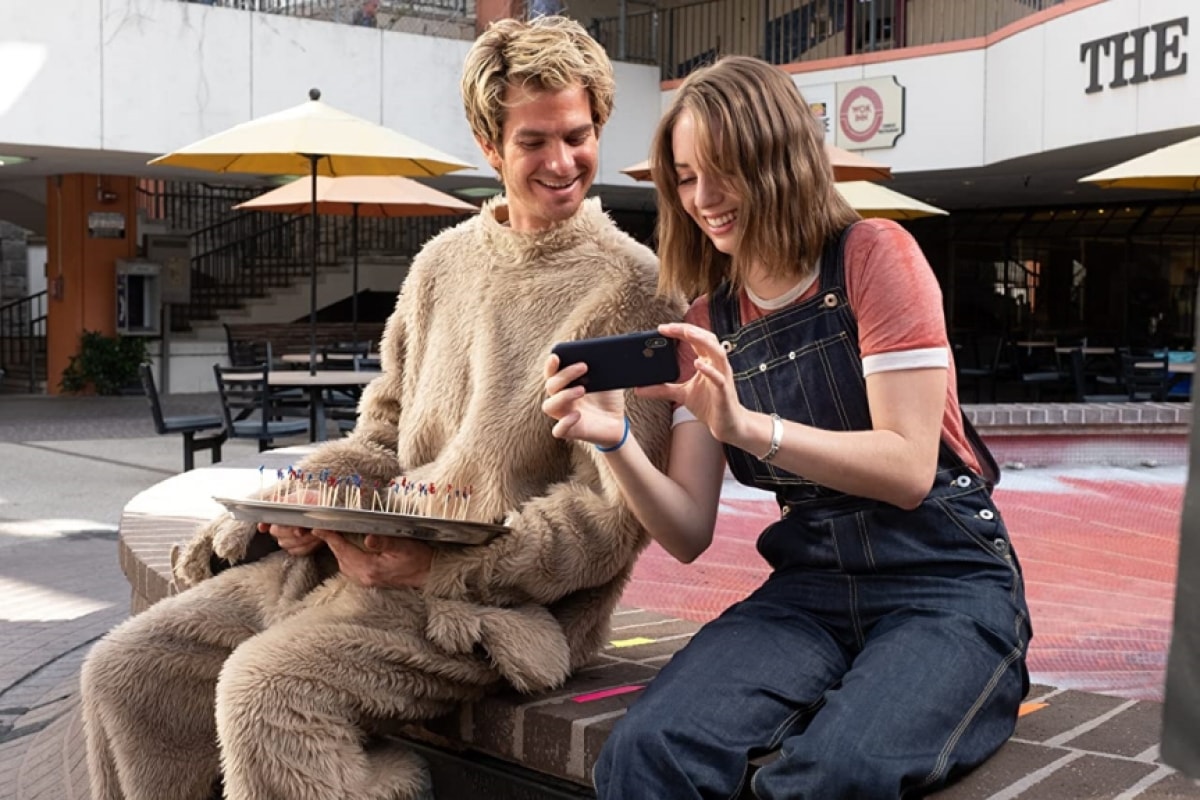 Maya sánh đôi bên nam diễn viên Andrew Garfield trong bộ phim