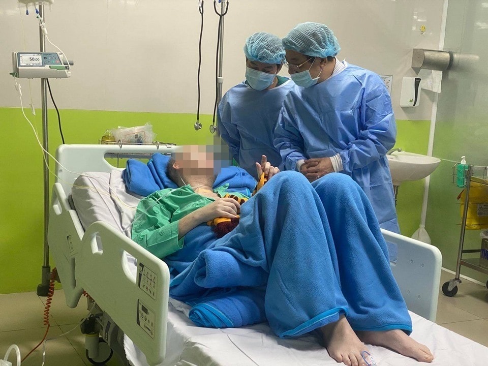 Ca COVID-19 ở TP.HCM đông đặc hai phổi, tình trạng như phi công người Anh