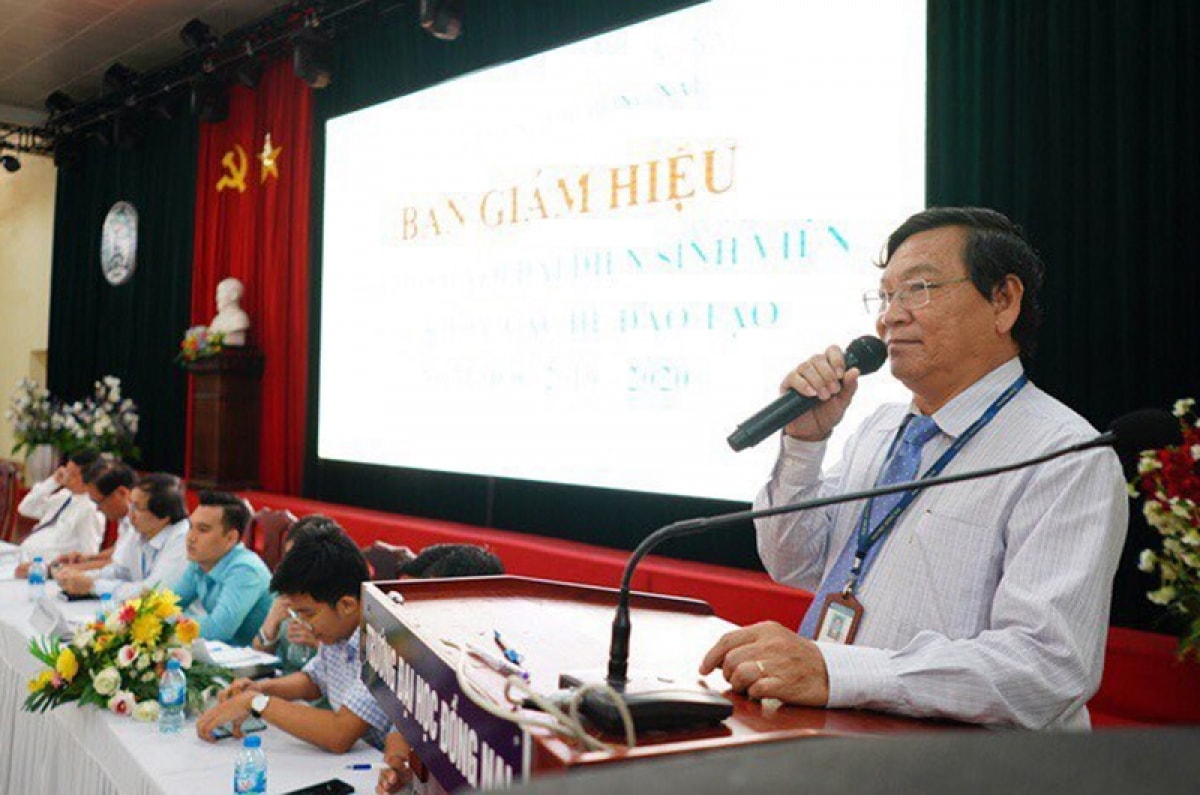 Ông Trần Minh Hùng (người cầm mic) phát biểu trong một hội nghị tại Đại học Đồng Nai. Nguồn: Báo Nhân Dân