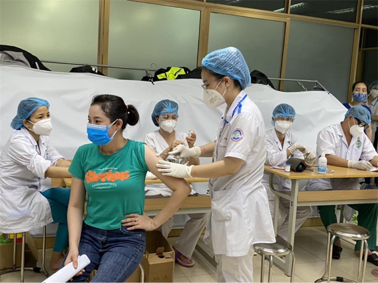 Tiêm vaccine COVID-19 phải sốt, đau người mới sinh kháng thể: Chuyên gia nói gì? - 3