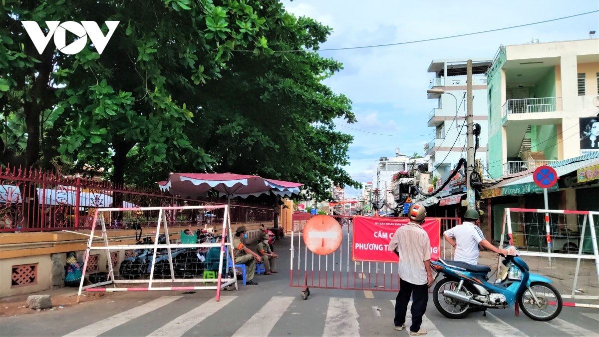 Phường 21, Quận Bình Thạnh / Trong thời gian áp dụng biện pháp phong tỏa tạm thời, cách ly y tế tại phường 21, yêu cầu người dân không được ra khỏi khu vực trừ nhân viên y tế, những người.
