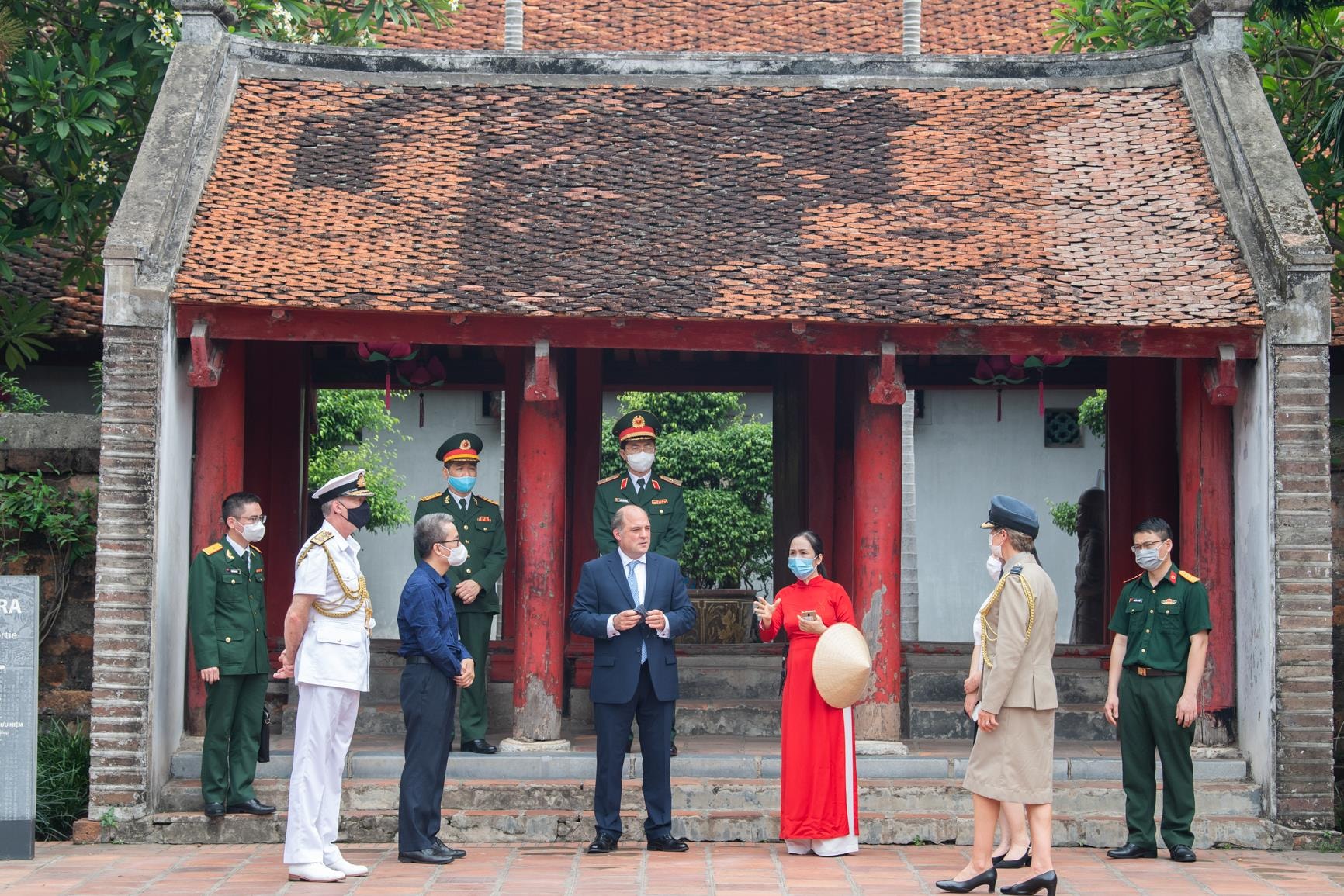 Ảnh: Bộ trưởng Quốc phòng Anh thăm Văn Miếu Quốc Tử Giám - 4
