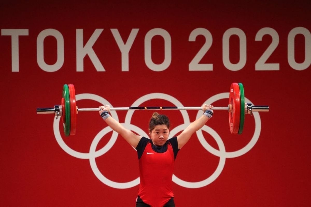 Hoàng Thị Duyên chinh phục mức tạ 95kg. (Ảnh: Getty)