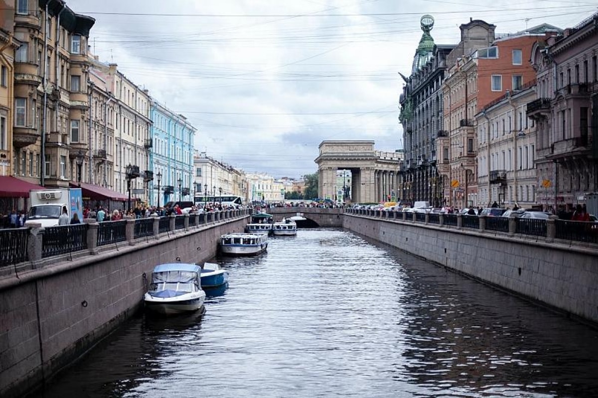 St.Petersburg sở hữu khoảng 100 nhánh sông và kênh đào với tổng chiều dài 300 km và hơn 800 cây cầu. Nguồn: Tamara Malaniy