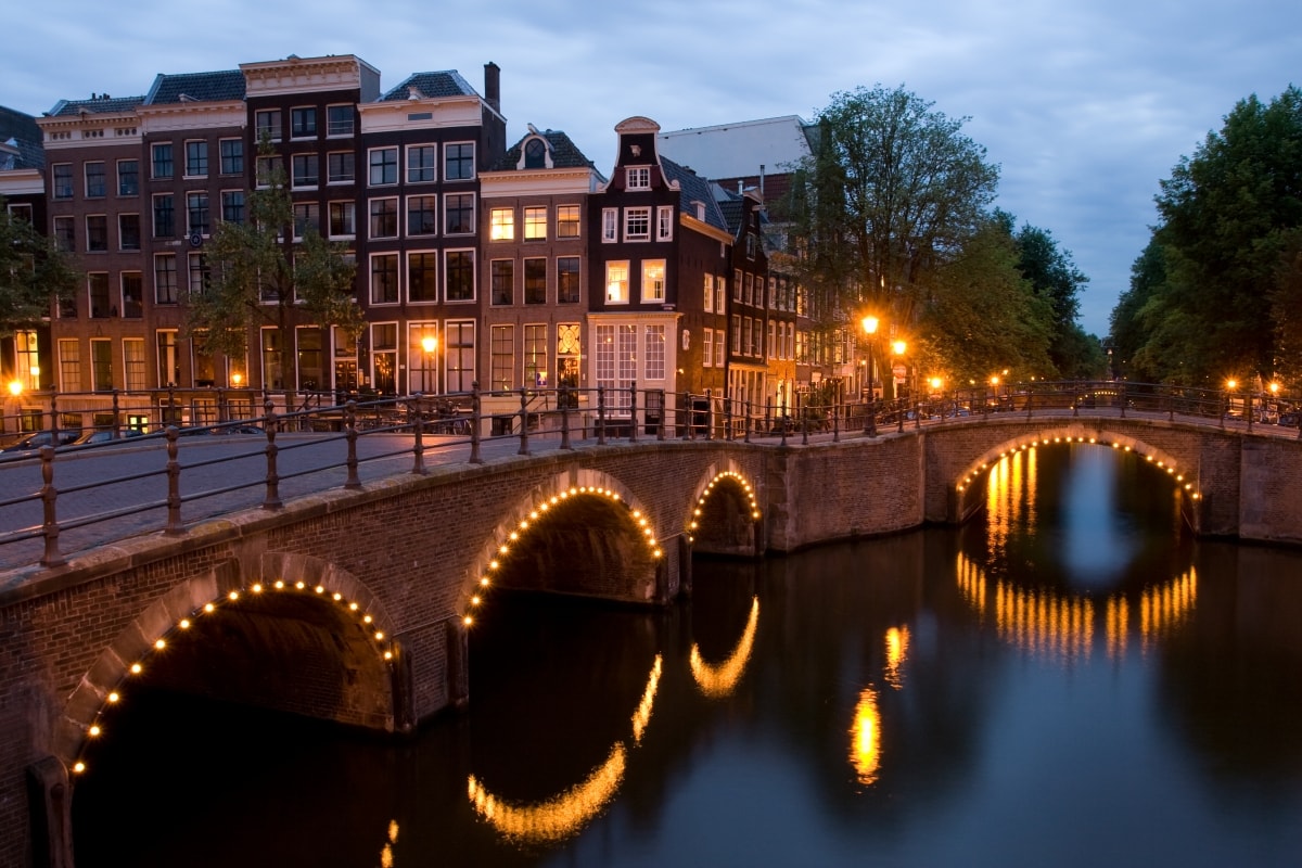 Mỗi con kênh và cây cầu ở Amsterdam có phong cách riêng. Nguồn: Wikipedia